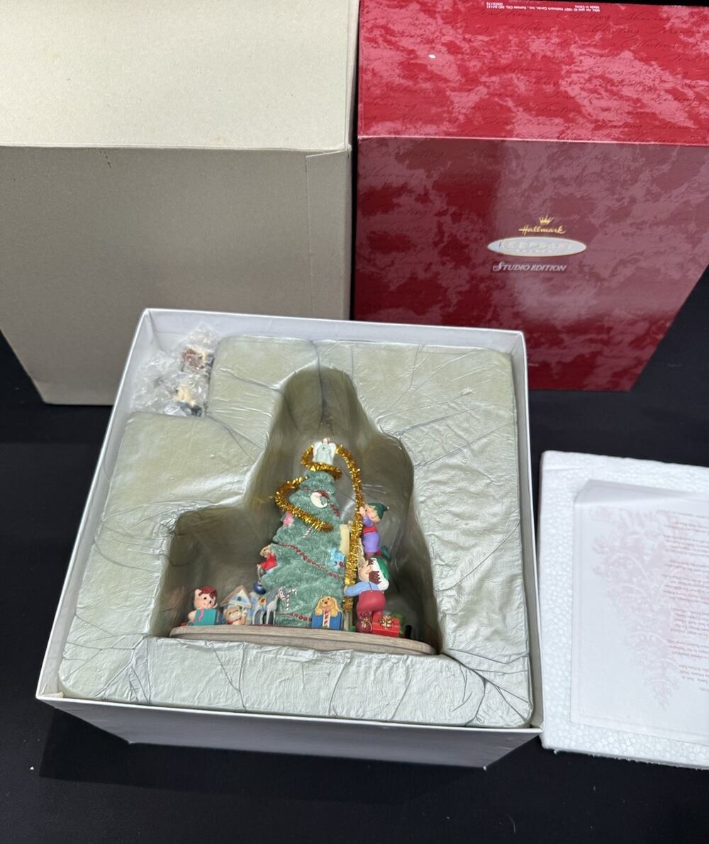 1997 Trimming Santa's Tree Studio Edition Hallmark Ornament 18 Artist Signatures